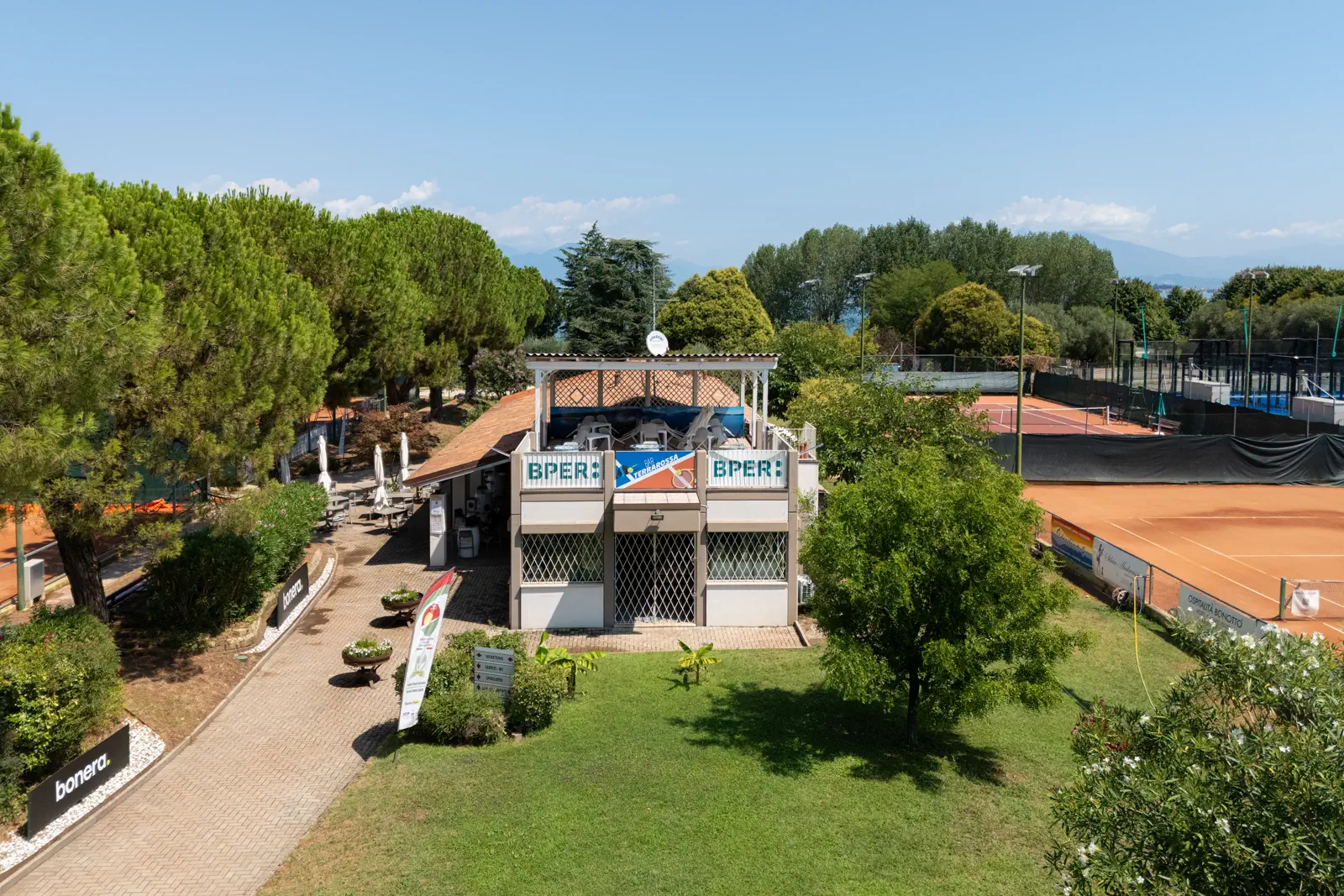 Vista aerea della club-house e dei campi